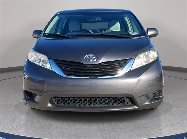 2013 Toyota Sienna LE photo 2