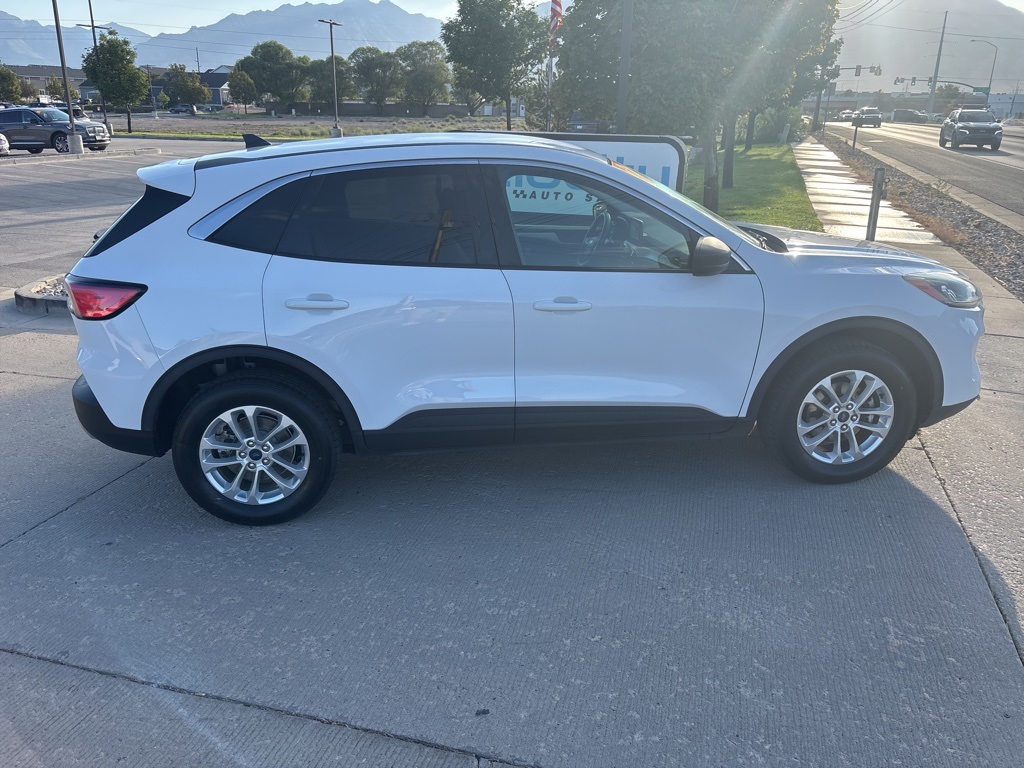 2022 Ford Escape SE photo 3