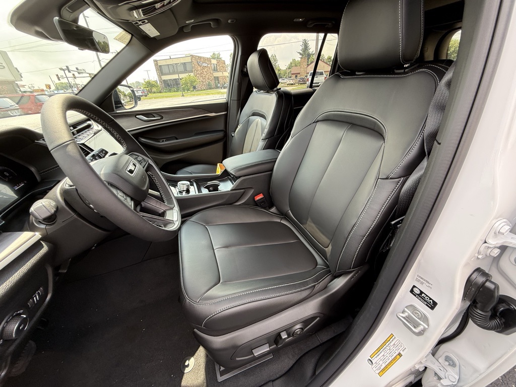 2025 Jeep Grand Cherokee Limited photo 15