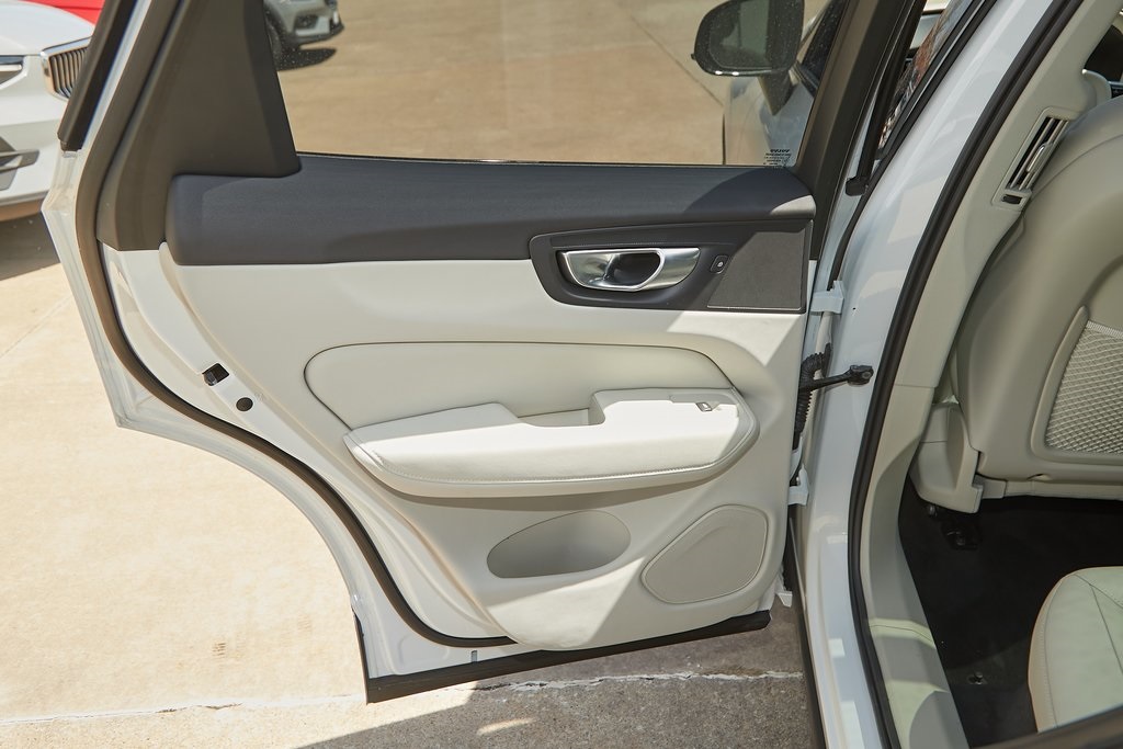 2025 VOLVO XC60 - Image 15