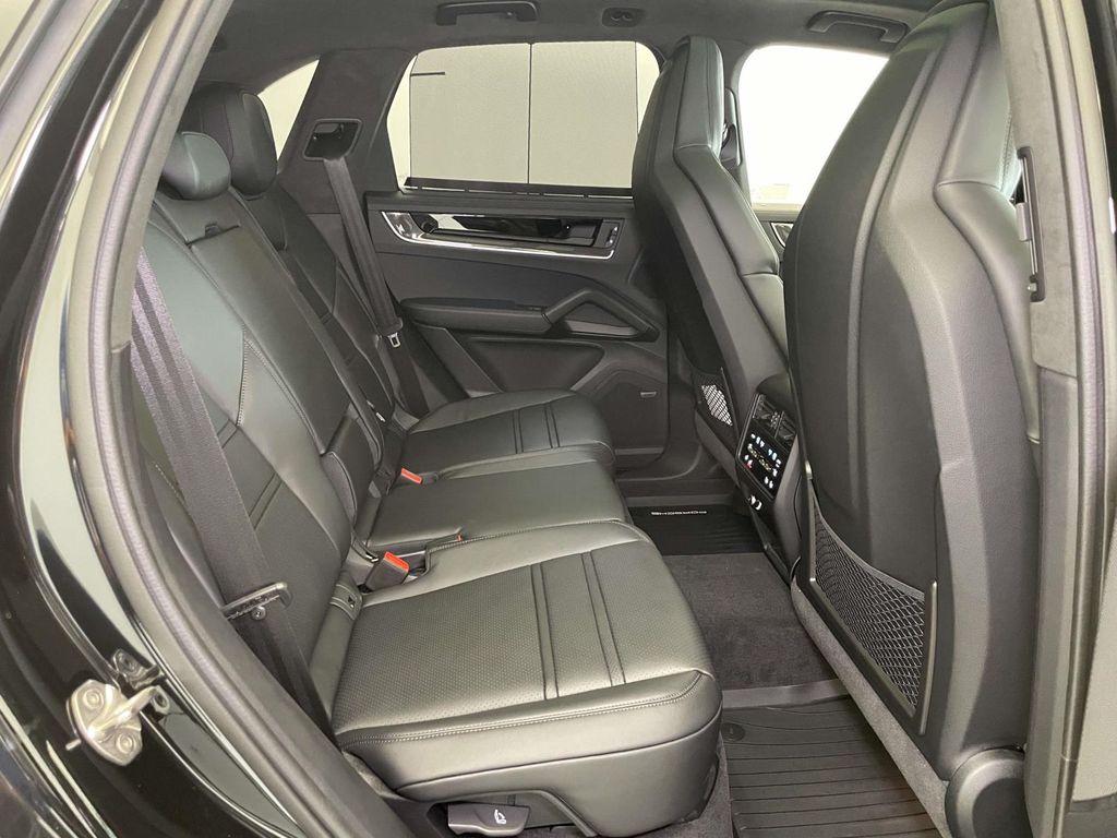 2025 Porsche Cayenne Turbo E-Hybrid photo 22