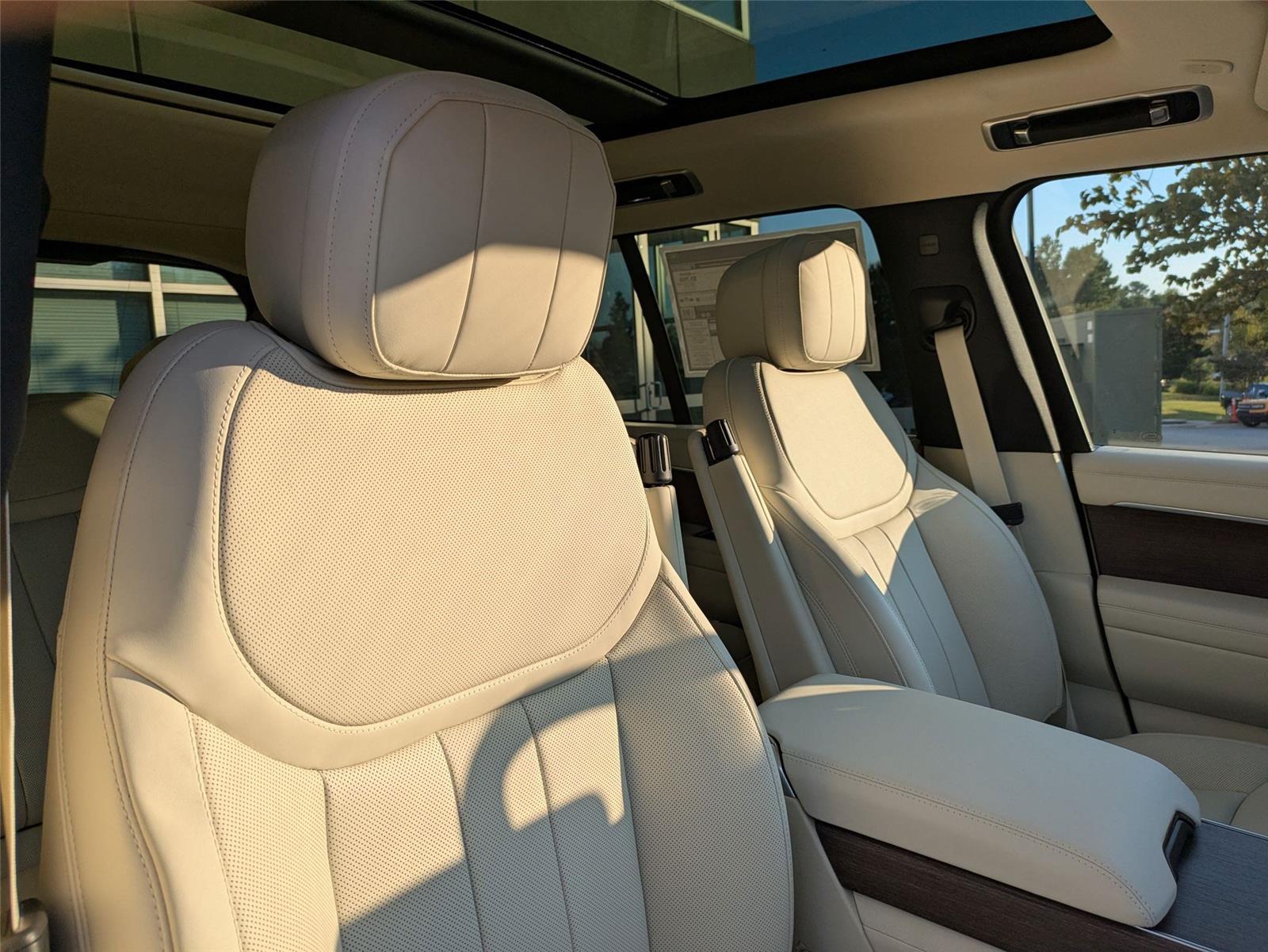 2025 Land Rover Range Rover SE photo 30