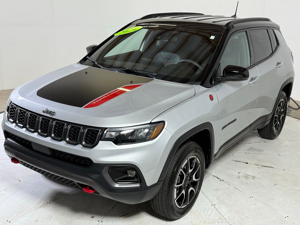 2024 Jeep Compass Trailhawk photo 2