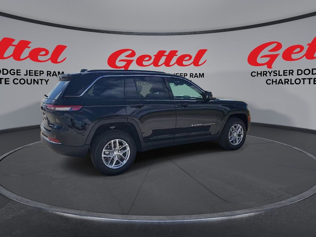 2025 Jeep Grand Cherokee Laredo photo 4