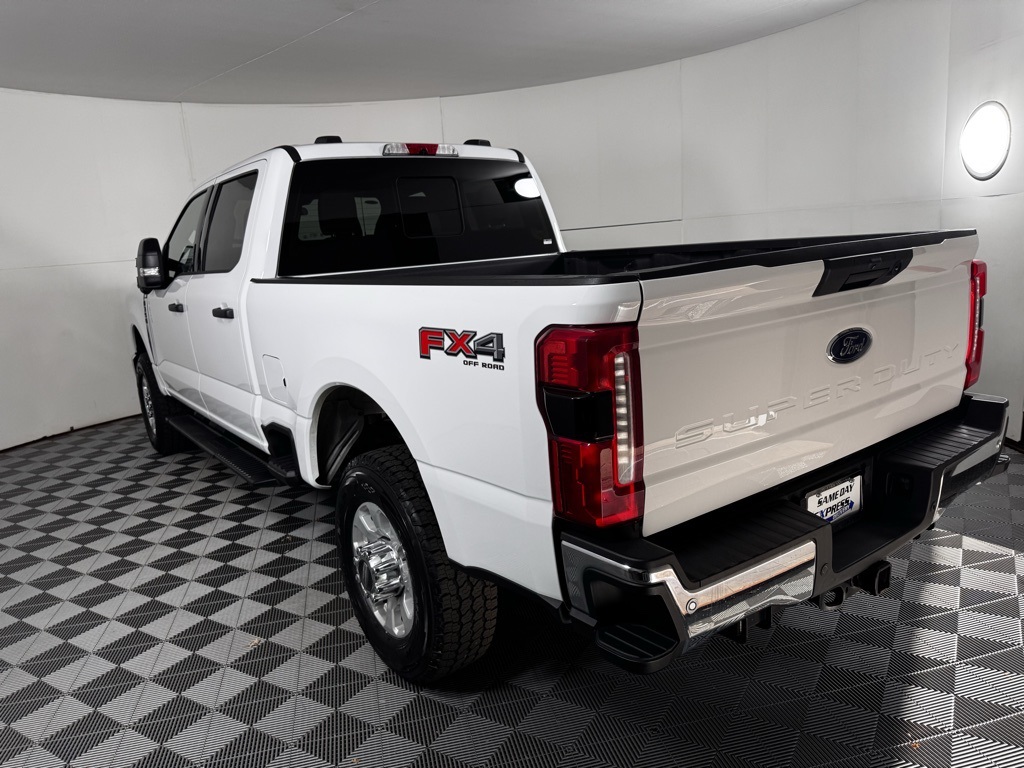 2024 Ford F-350 XLT photo 2