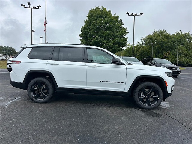 2025 Jeep Grand Cherokee Laredo Altitude photo 8