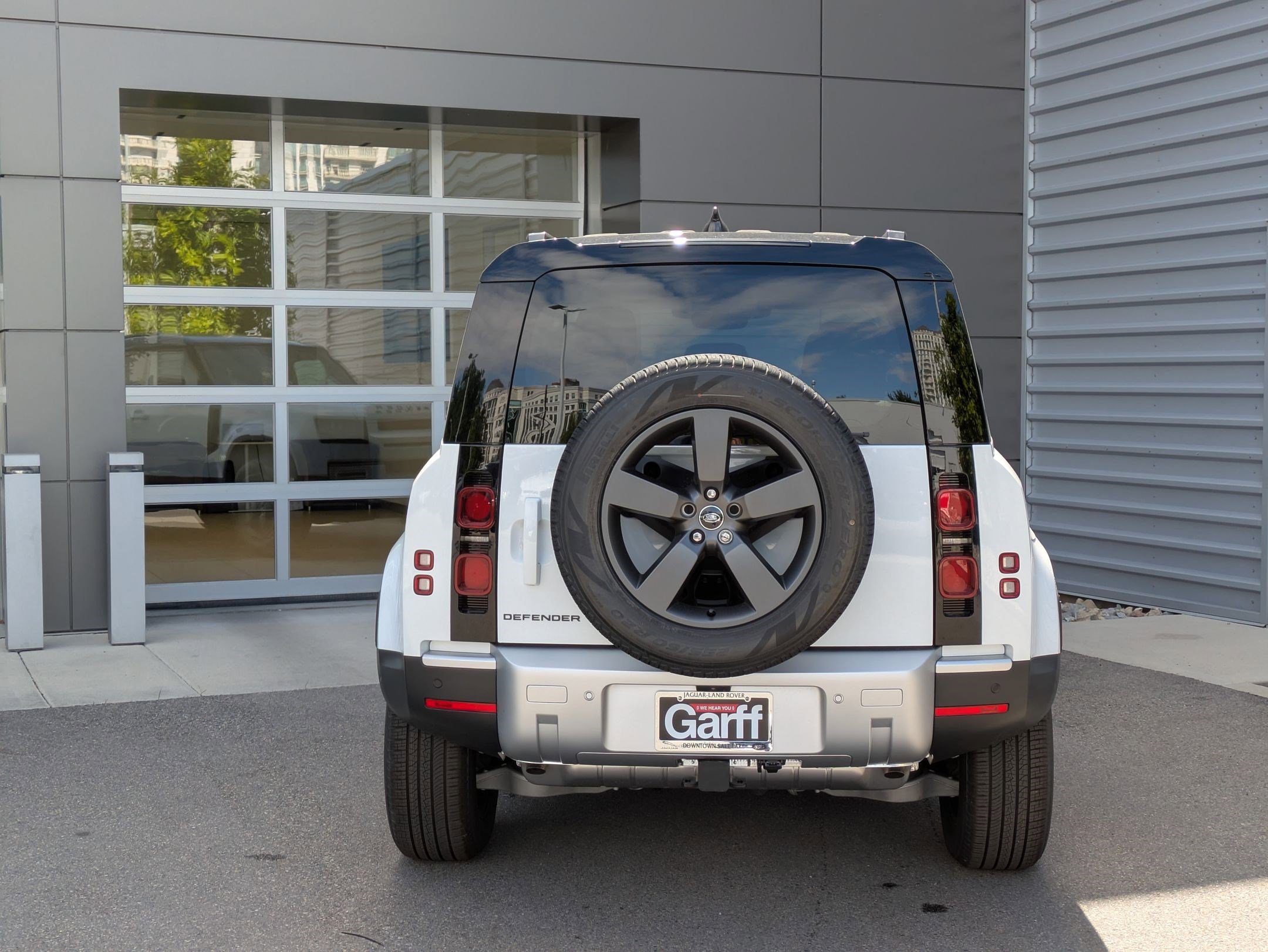 2025 Land Rover Defender 110 S photo 4