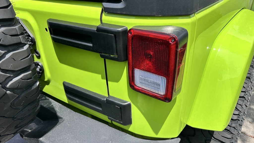 2013 Jeep Wrangler Unlimited Sahara photo 9