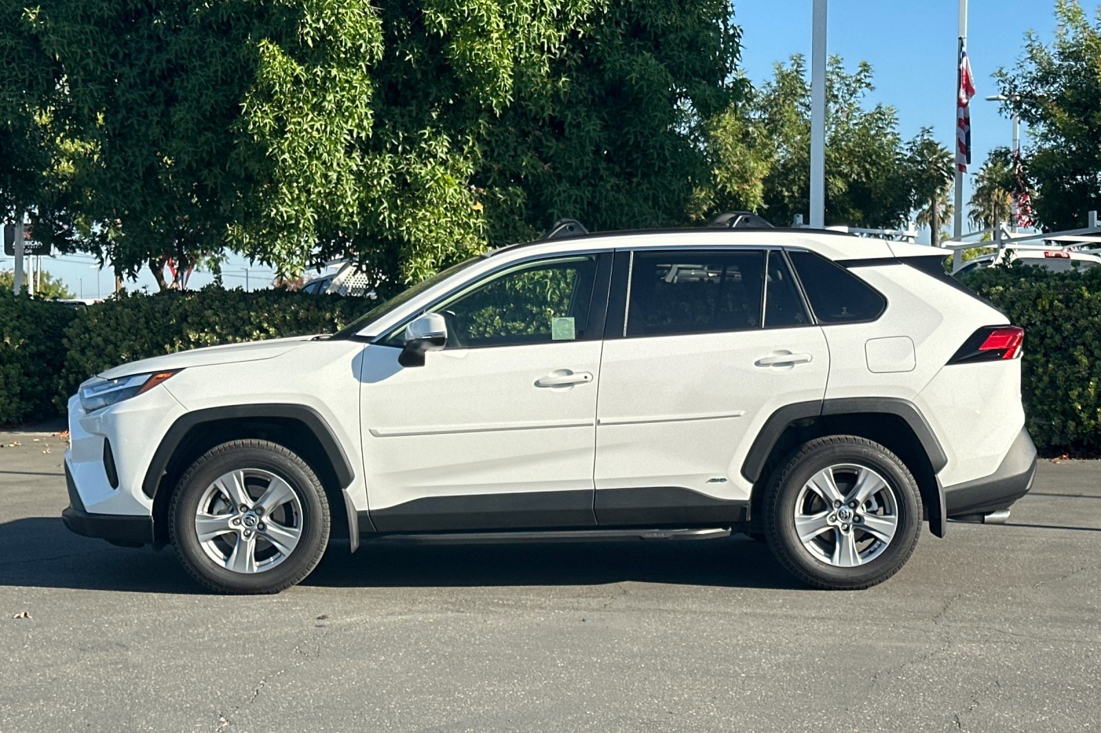 2023 Toyota RAV4 Hybrid LE photo 7