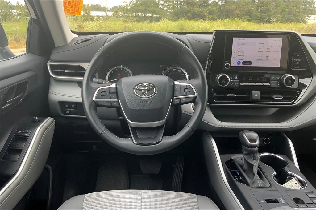 2024 Toyota Highlander LE photo 2