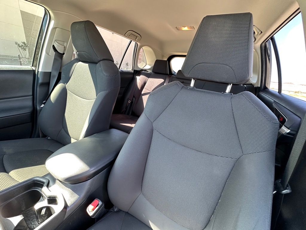2019 Toyota RAV4 LE photo 9