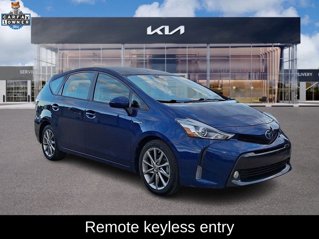 2016 Toyota Prius v Five's photo