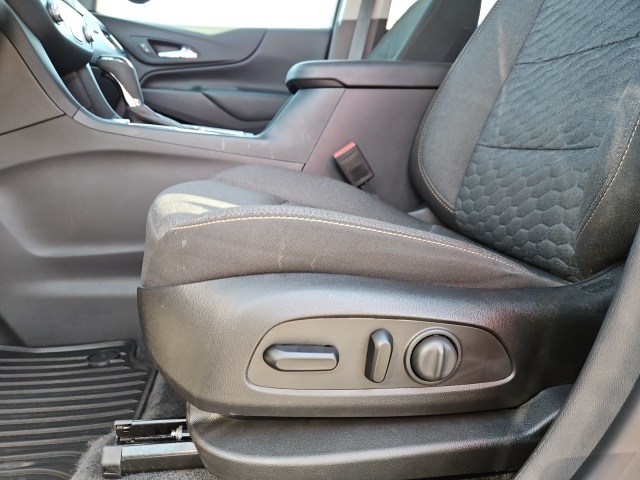 2020 Chevrolet Equinox LT photo 25