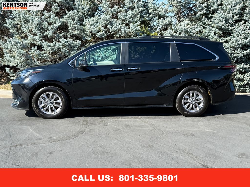 2024 Toyota Sienna XLE photo 4