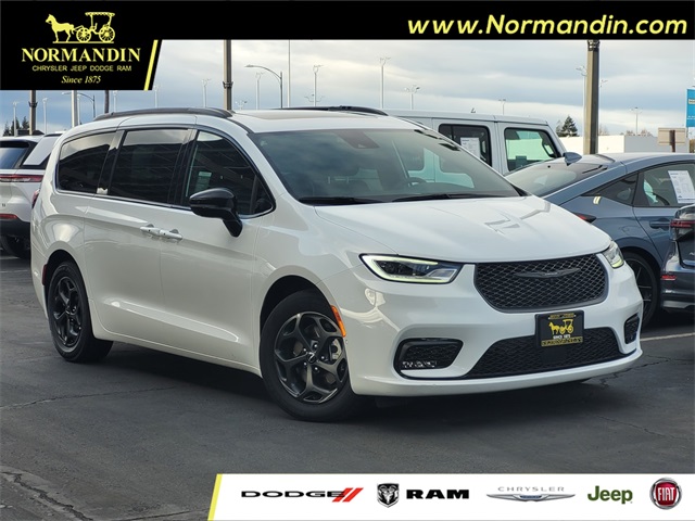 2024 Chrysler Pacifica PHEV Select's photo