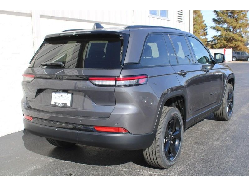 2025 Jeep Grand Cherokee Altitude photo 3