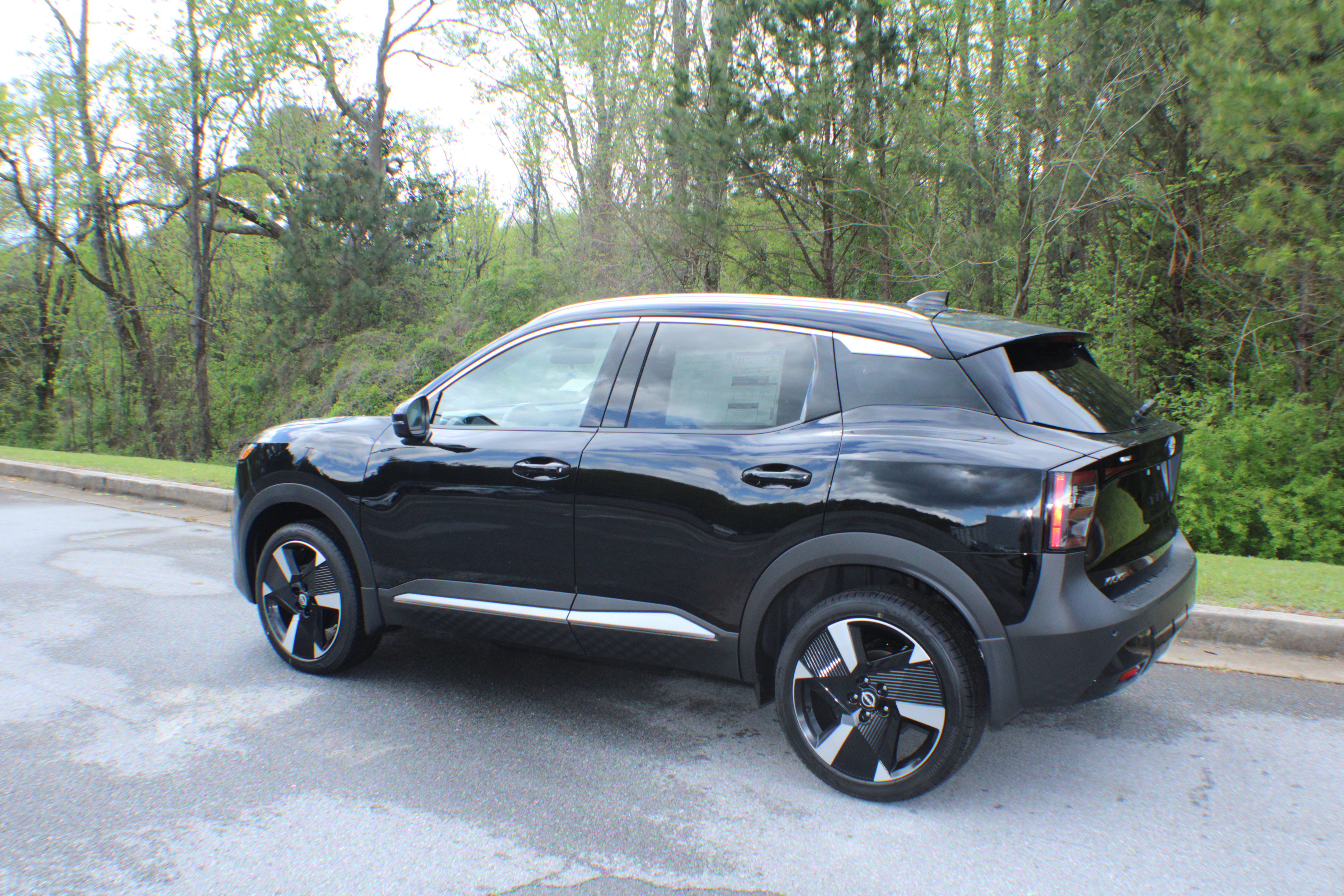 2025 Nissan Kicks SR photo 3