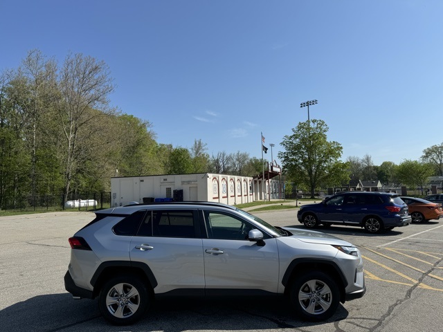 2024 Toyota RAV4 Hybrid XLE photo 4
