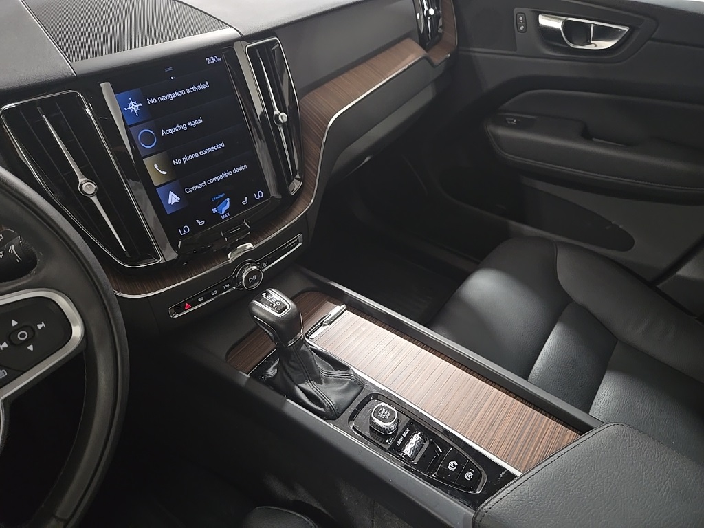2021 Volvo XC60 T5 Momentum photo 13