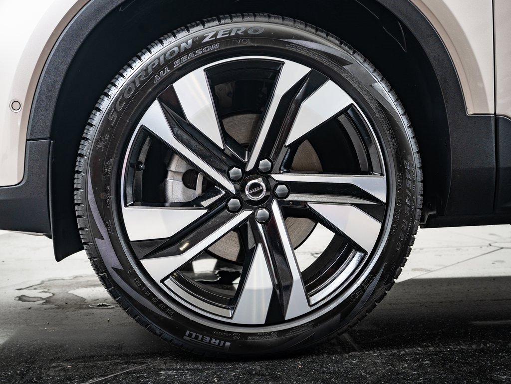 2024 Volvo XC40 Plus photo 13