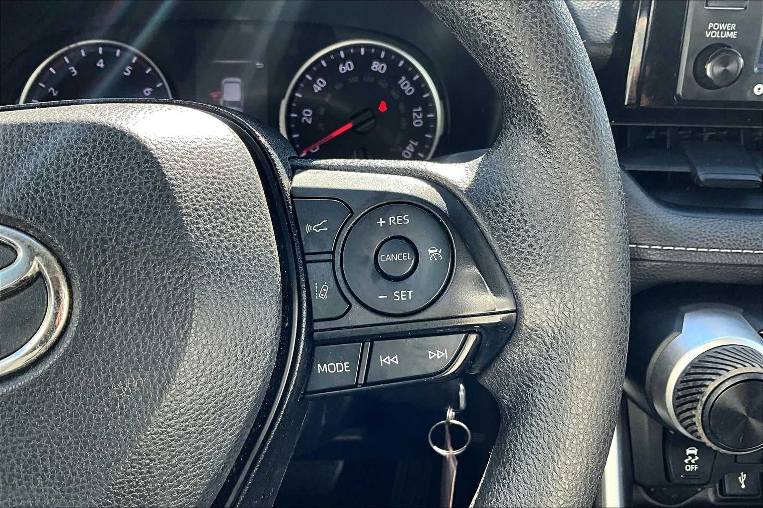 2022 Toyota RAV4 LE photo 24