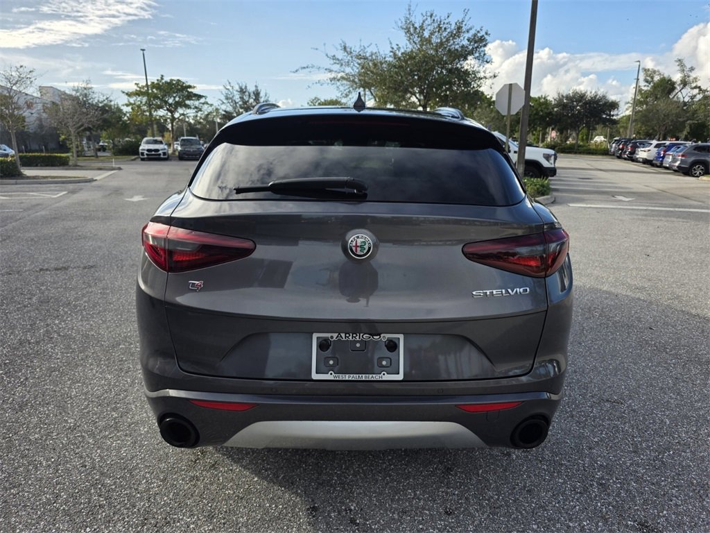 2022 Alfa Romeo Stelvio Ti photo 4