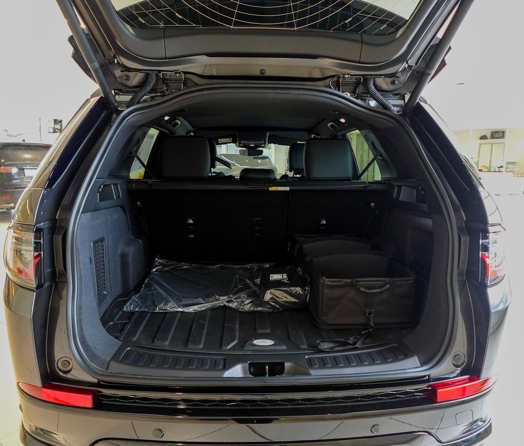 2025 Land Rover Discovery Sport SE photo 9