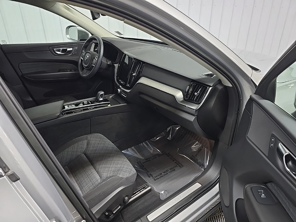 2023 Volvo XC60 B5 Core photo 15