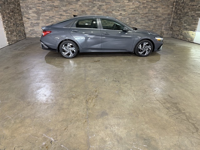 2025 Hyundai Elantra SEL Convenience photo 4