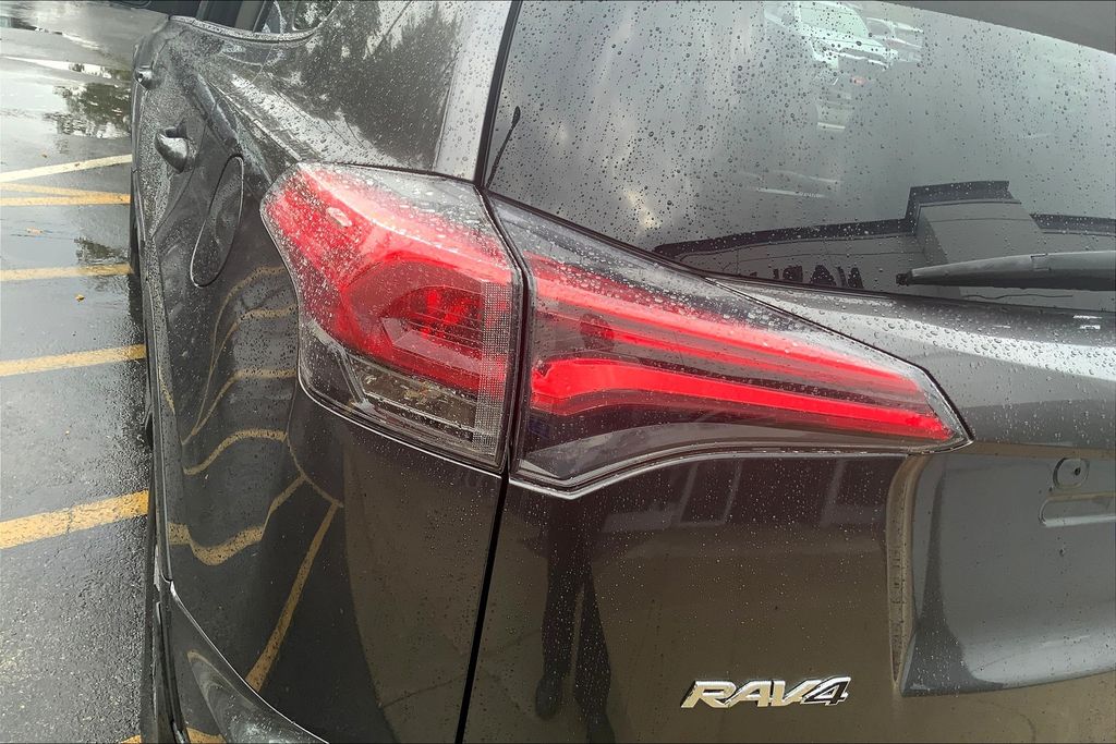 2017 Toyota RAV4 XLE photo 28