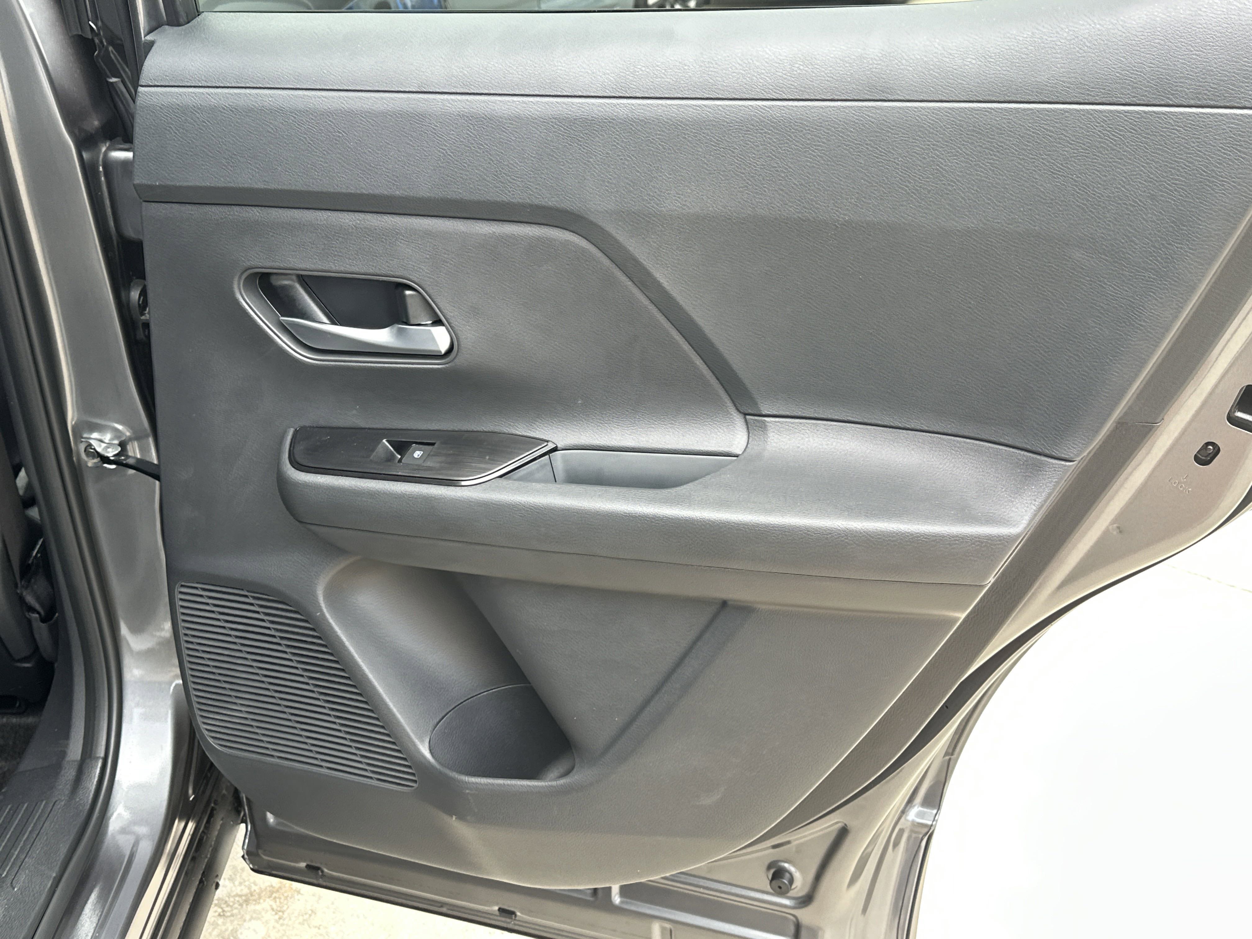 2025 Nissan Kicks SV photo 9