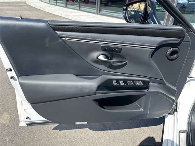 2025 Lexus ES 300h Premium photo 13