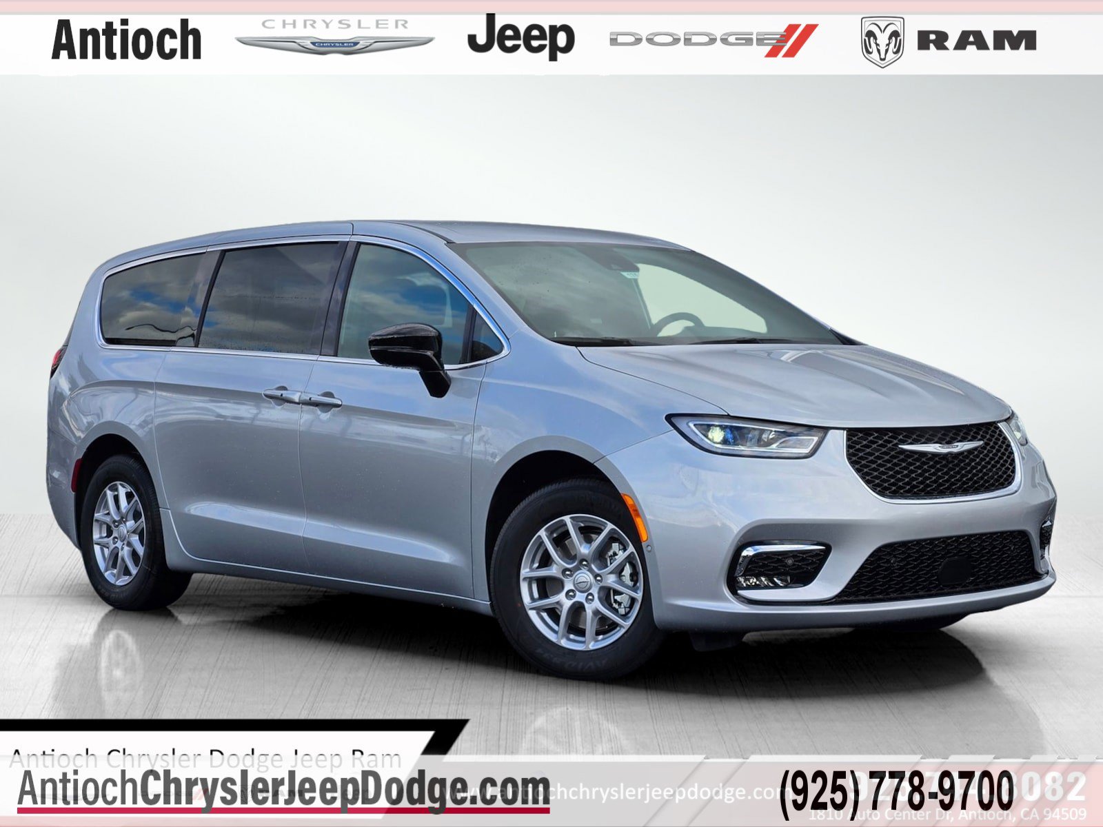 2026 Chrysler Pacifica Select's photo