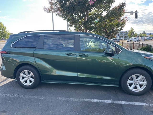 2022 Toyota Sienna LE photo 4