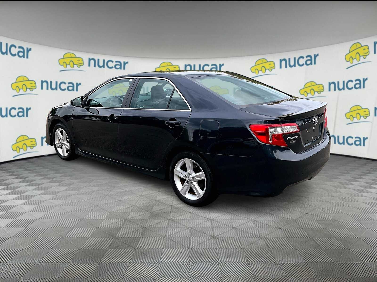 2014 Toyota Camry SE photo 2