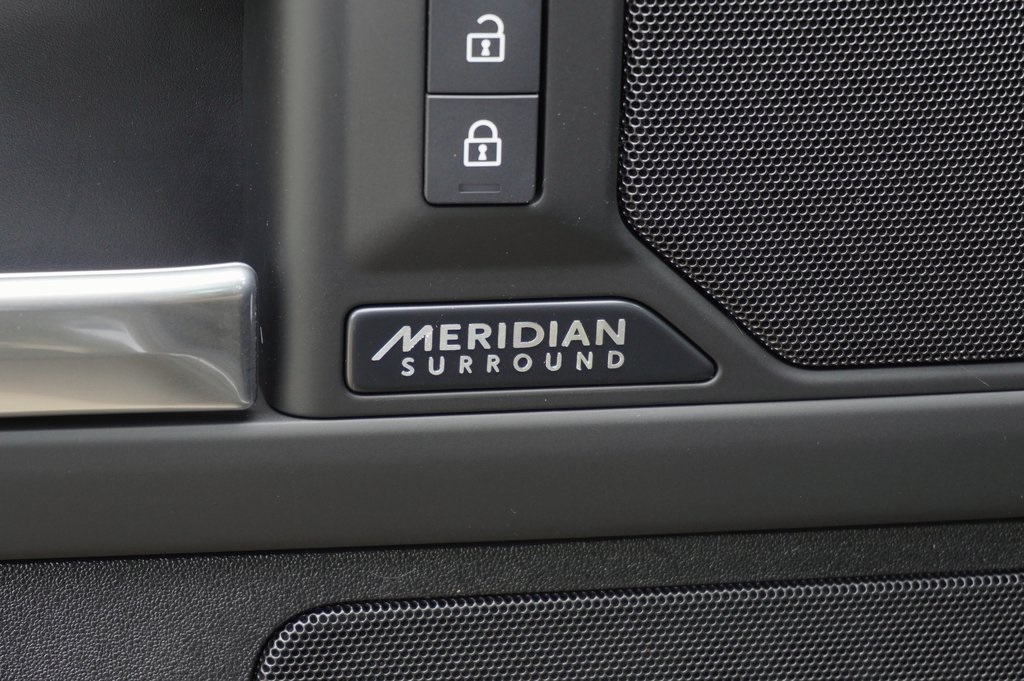 2025 Land Rover Defender 110 X-Dynamic SE photo 9