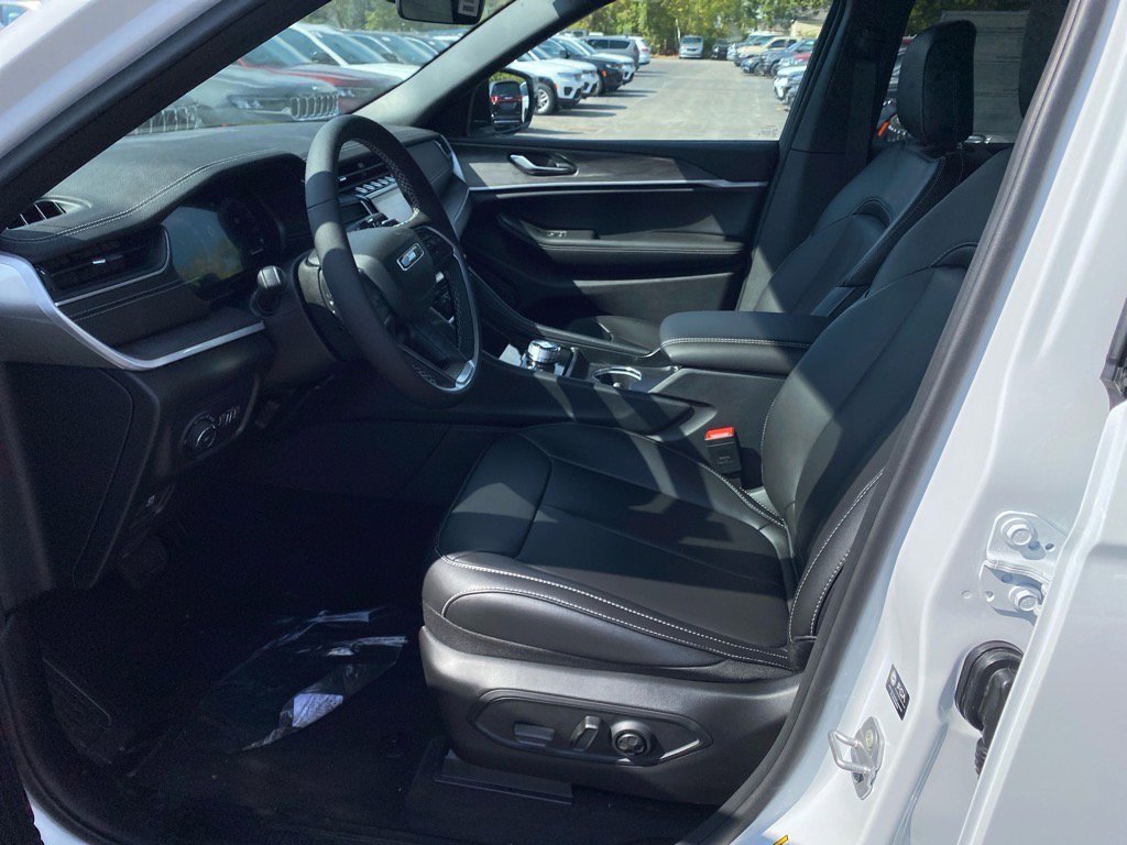 2025 Jeep Grand Cherokee Limited photo 4