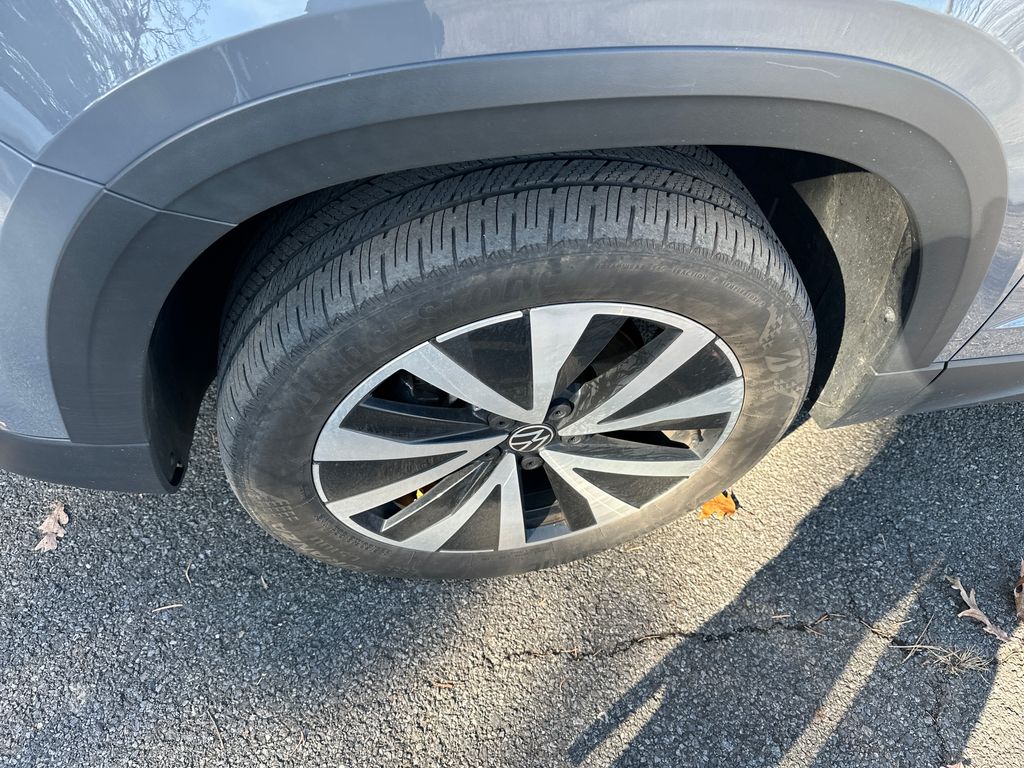 2022 Volkswagen Taos SE photo 2