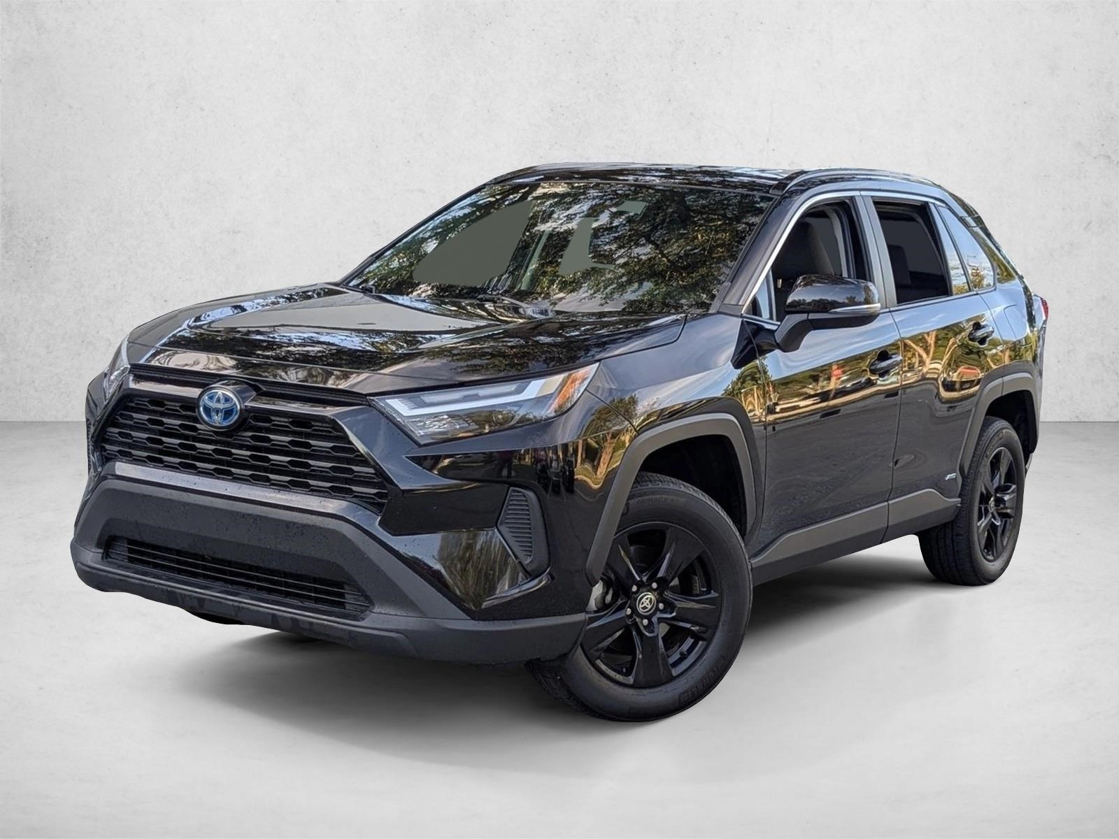 2024 Toyota RAV4 XLE's photo
