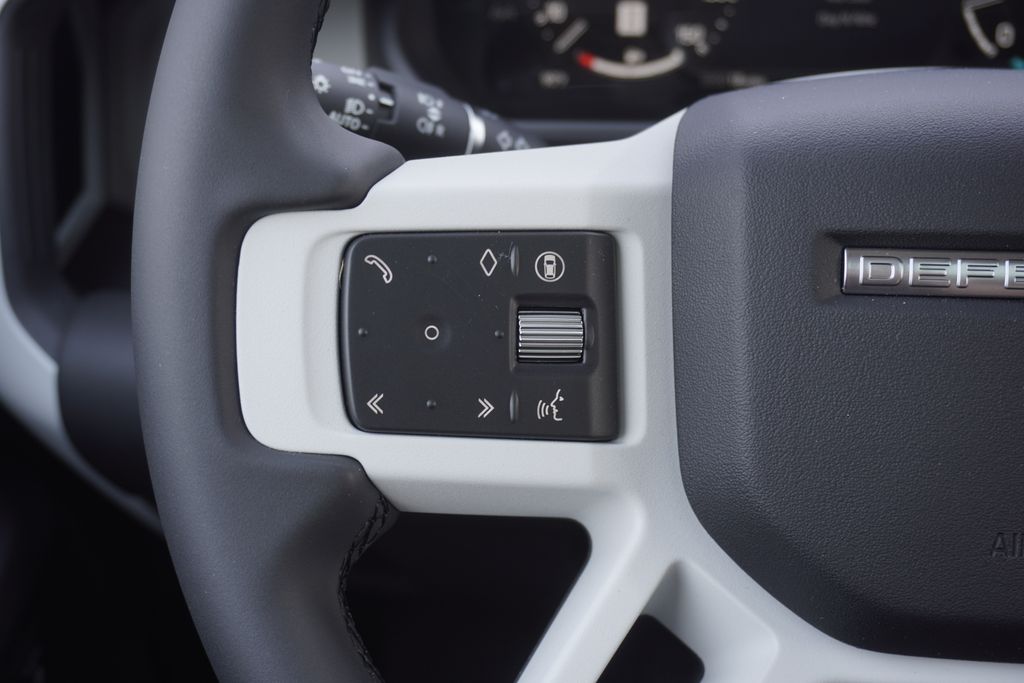 2025 Land Rover Defender 110 S photo 12