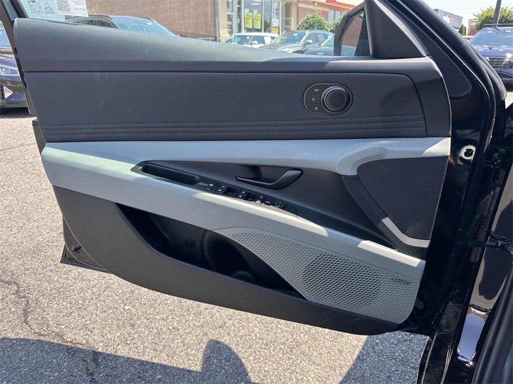 2025 Hyundai Elantra Hybrid Limited photo 24