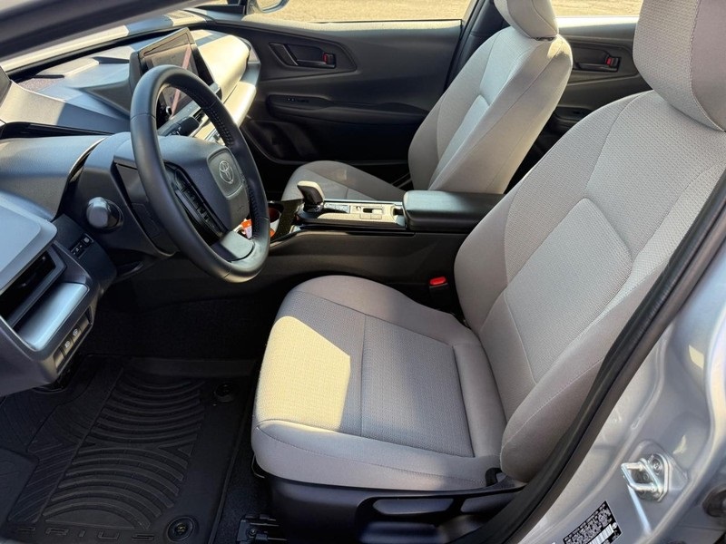 2024 Toyota Prius LE photo 16