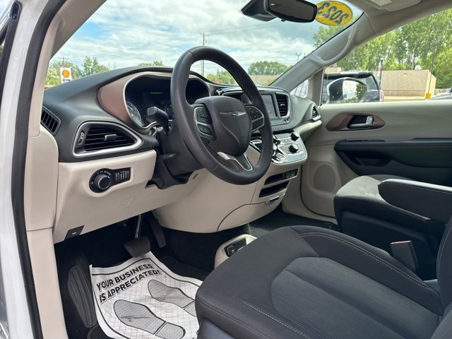2023 Chrysler Voyager LX photo 17