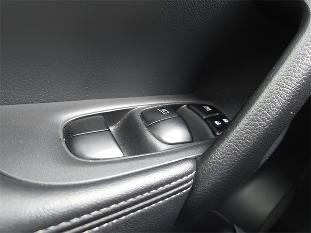 2017 Nissan Rogue SV photo 23