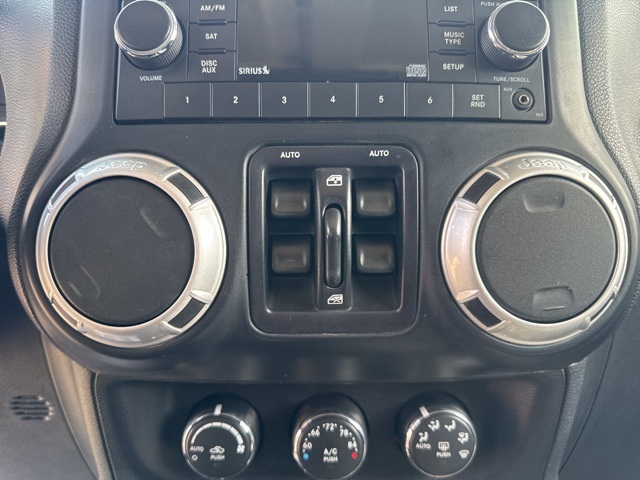 2014 Jeep Wrangler Unlimited Rubicon photo 21