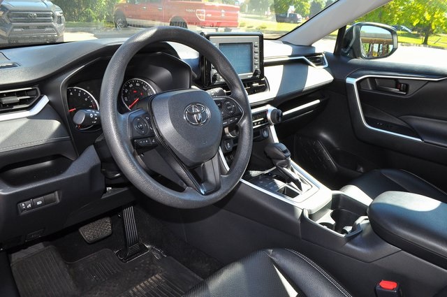2020 Toyota RAV4 LE photo 9