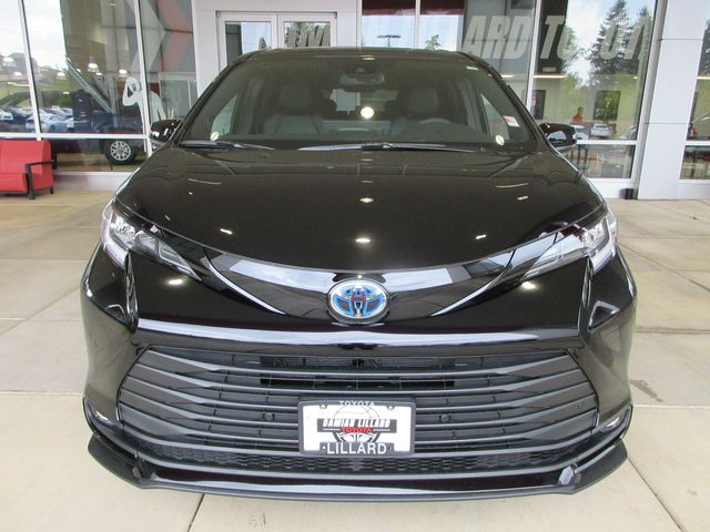 2025 Toyota Sienna Woodland Edition photo 3