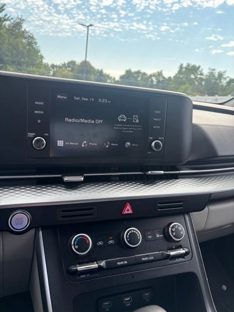 2023 Kia Carnival LX photo 13