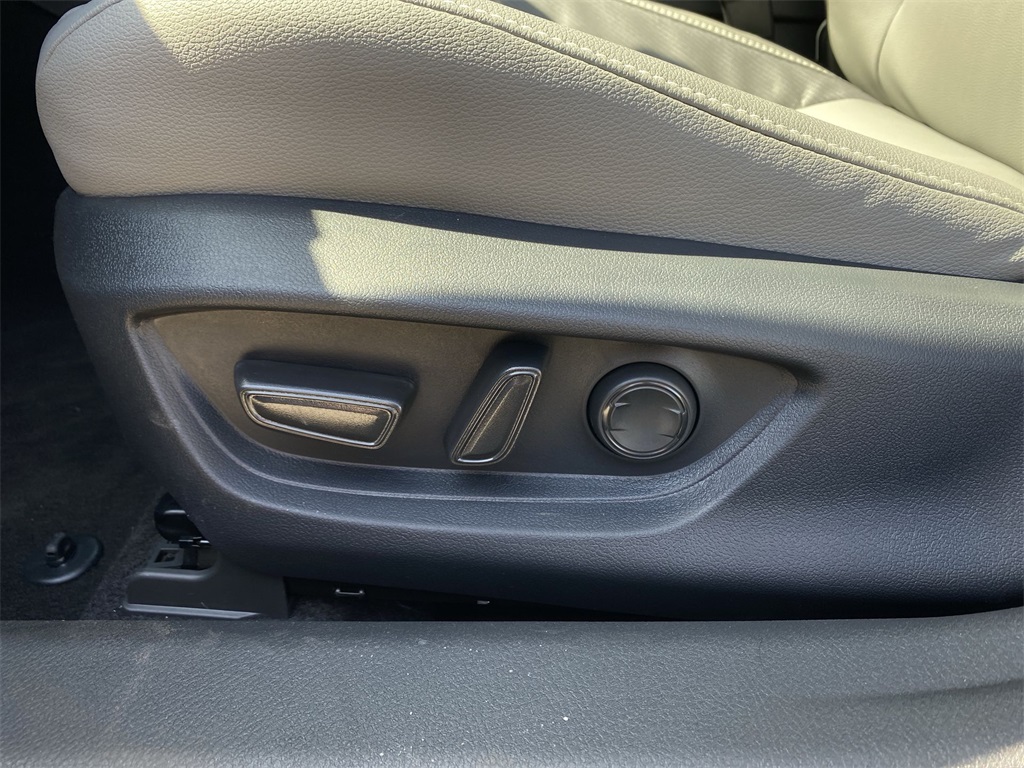 2025 Toyota Camry SE photo 14