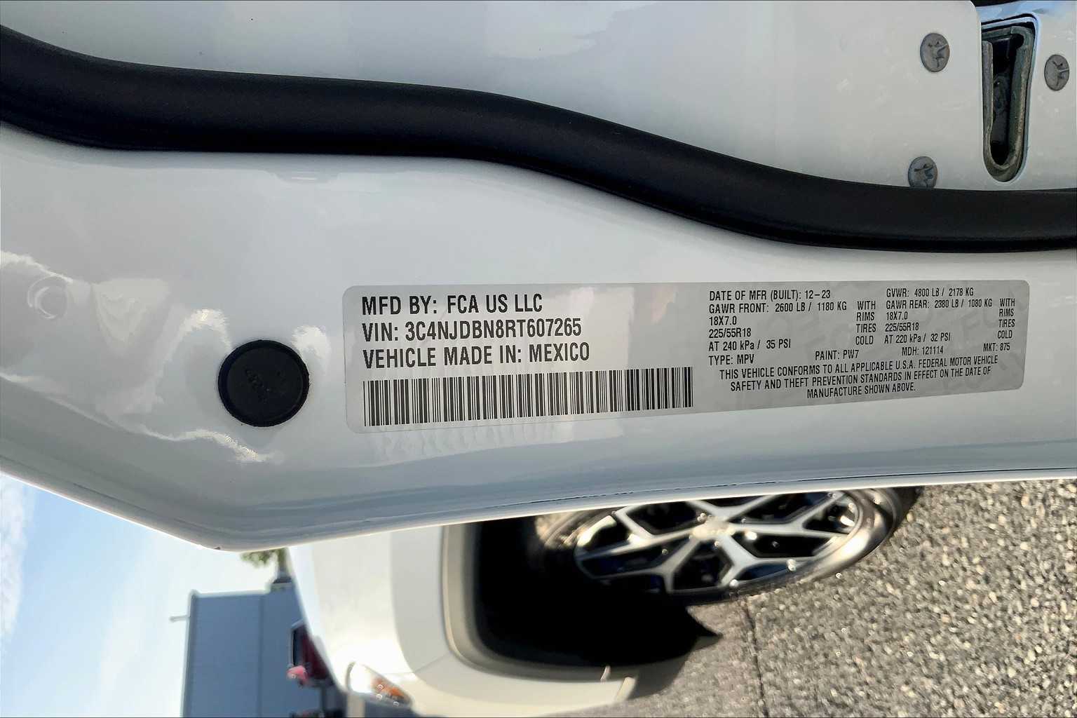 2024 Jeep Compass Latitude photo 28